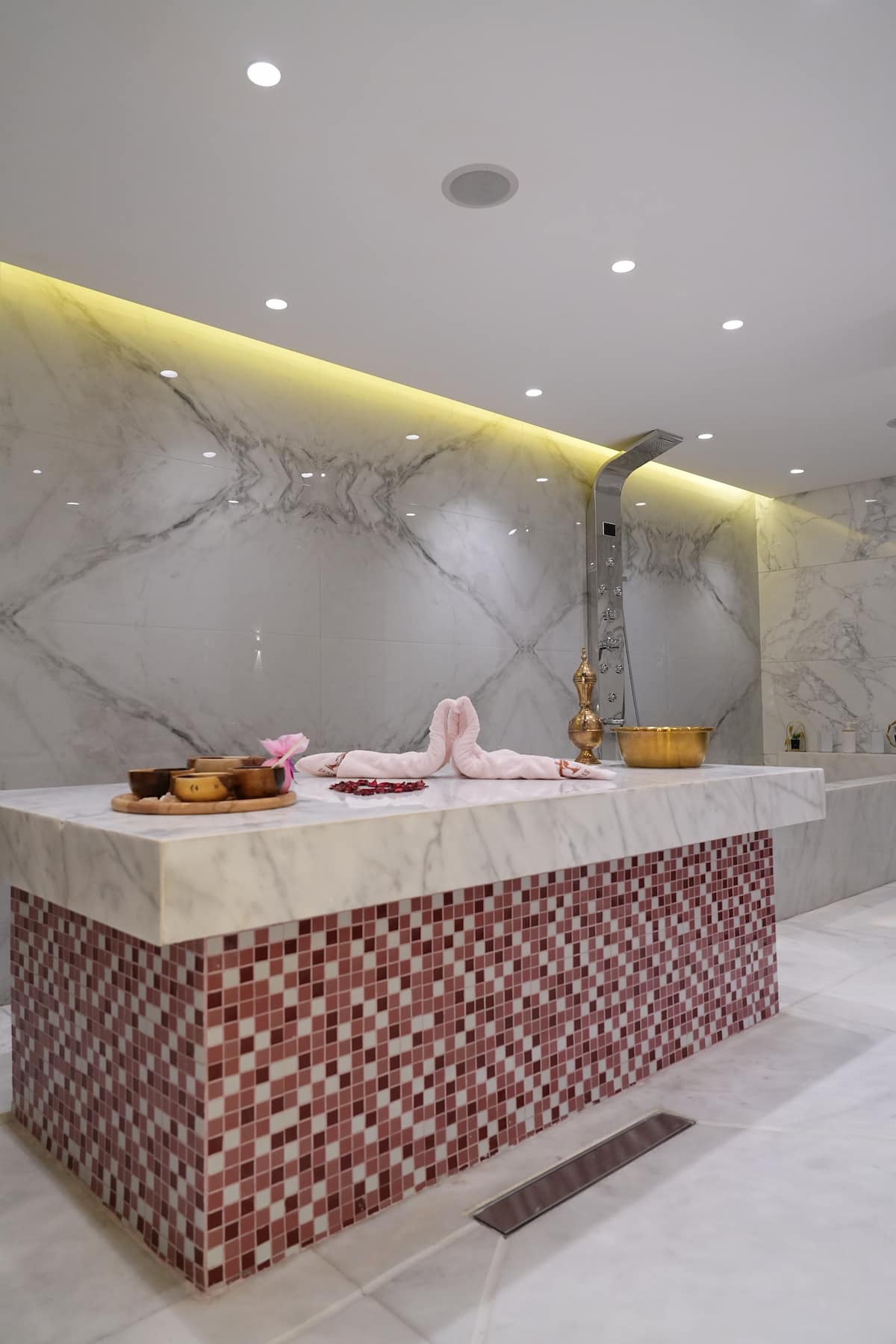 Hammam room with heated marble bench for the Moroccan bath at Wellness Palace Heliopolis